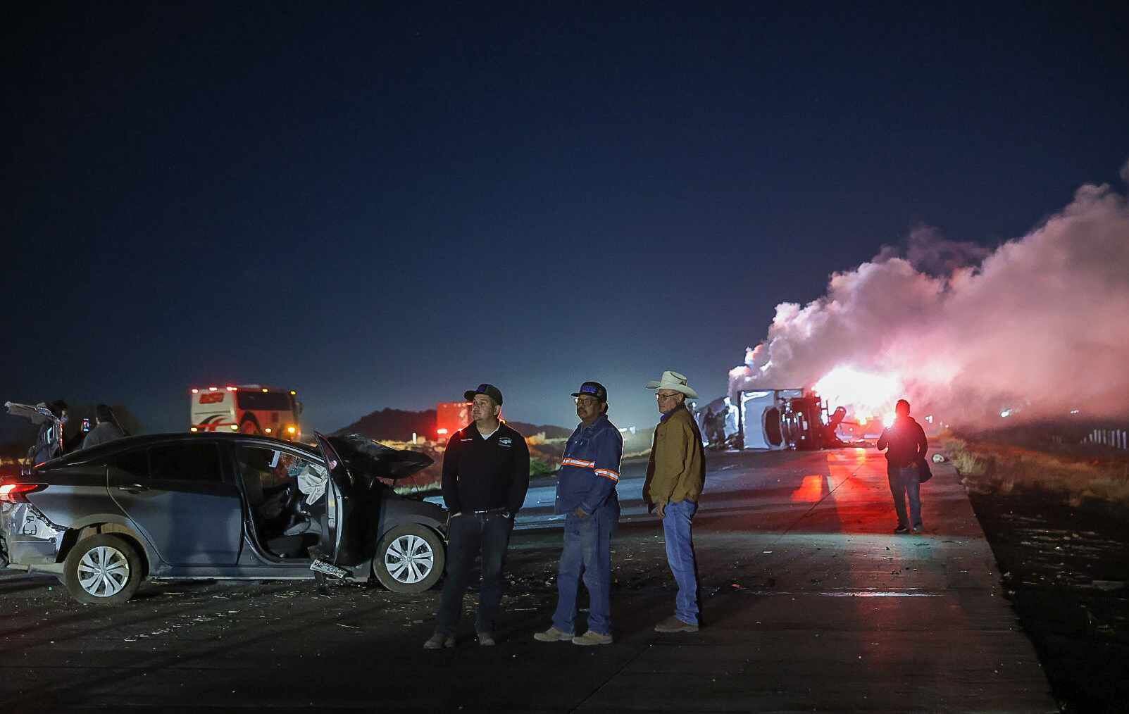 Sillón provoca choque incendio y volcamiento de camión en Carretera