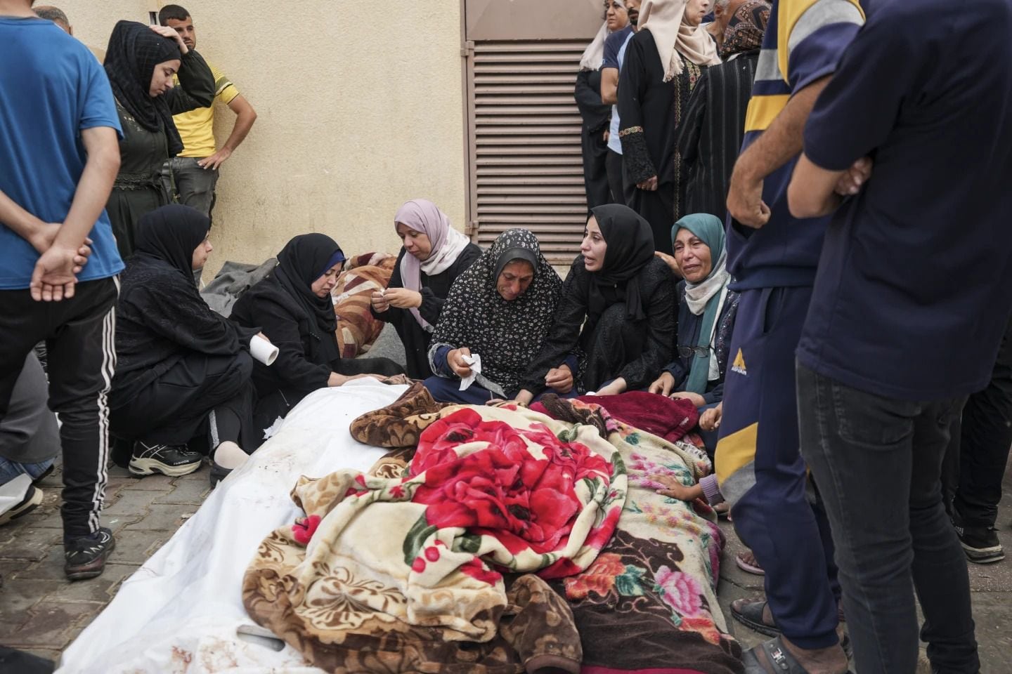 Palestinos lloran la muerte de sus familiares. | Crédito: AP