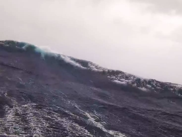 VIDEO: Dron captura olas gigantes de 6.6 metros en el Huracán ‘Beryl’, ¿cómo se comporta el mar durante un huracán?