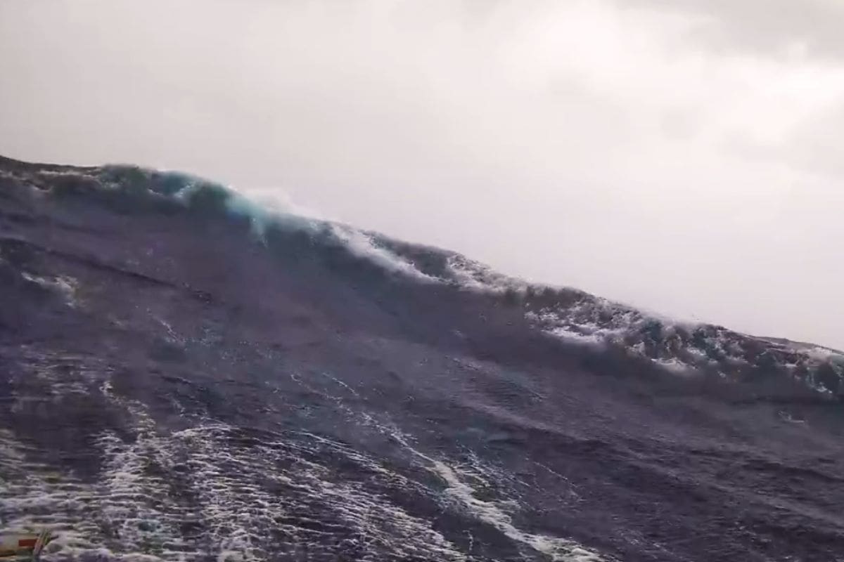 VIDEO: Dron captura olas gigantes de 6.6 metros en el Huracán ‘Beryl’, ¿cómo se comporta el mar durante un huracán?
