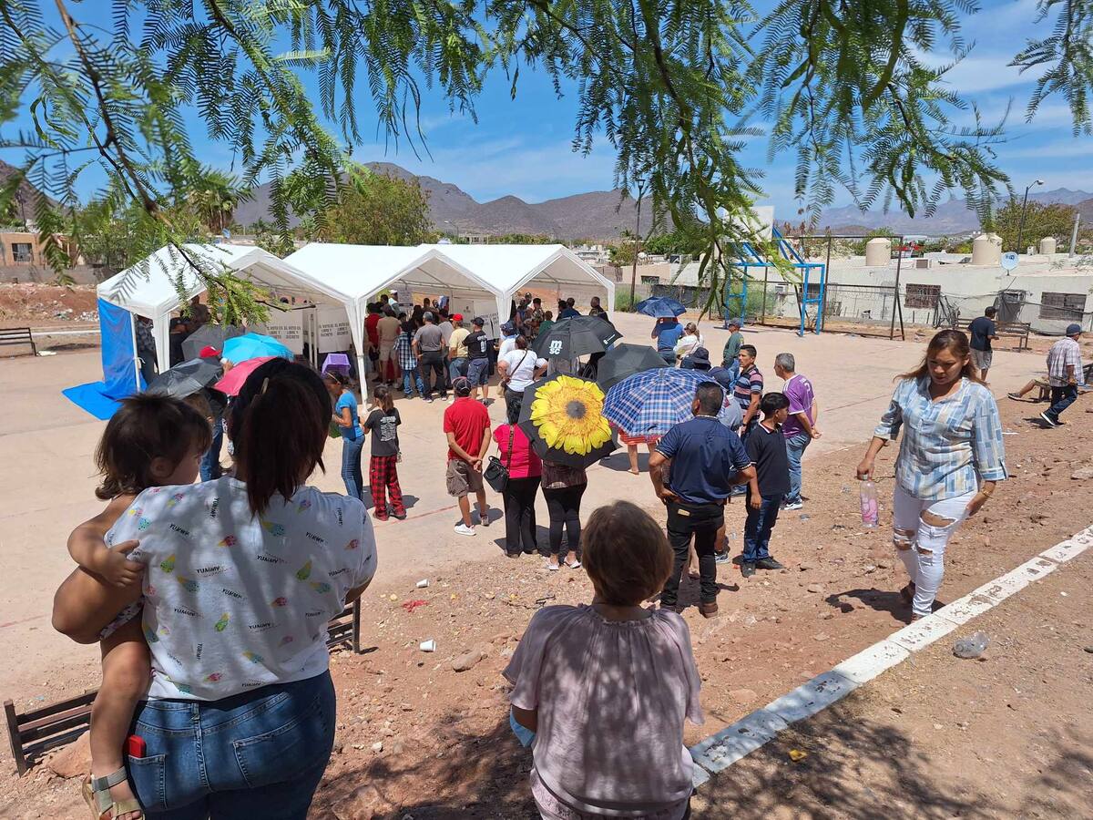 A pesar del calor de 31 grados en Guaymas, los votantes hacen filas sin suficientes carpas para protegerse del sol.