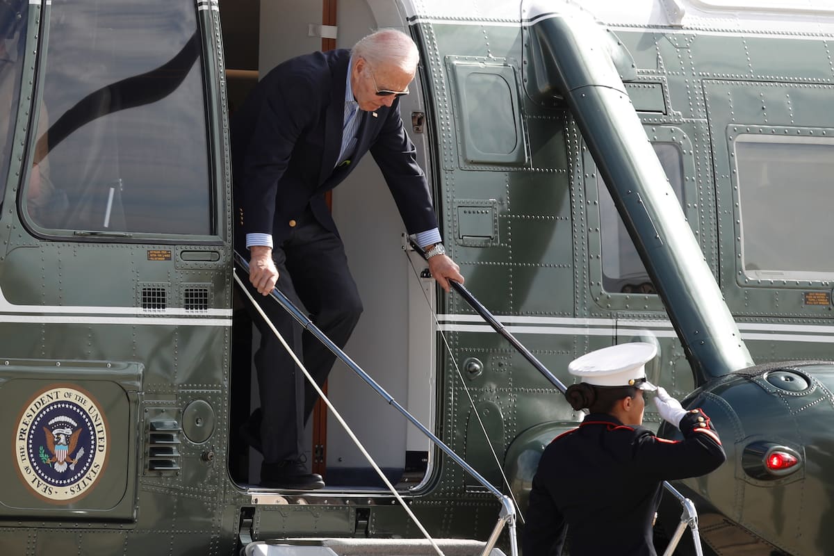 El presidente Joe Biden desciende del helicóptero Marine One para abordar el avión presidencial, el miércoles 12 de junio de 2024, en la Base de la Fuerza Aérea Andrews, en Maryland, para dirigirse a Italia para asistir a la cumbre del G7. (AP Foto/Luis M. Alvarez)