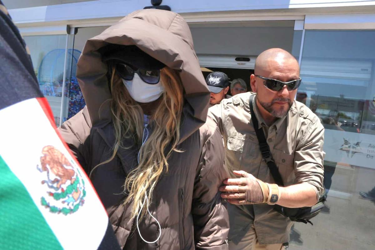 ¡Paulina Rubio llega a Hermosillo! Encapuchada y rodeada de guardaespaldas