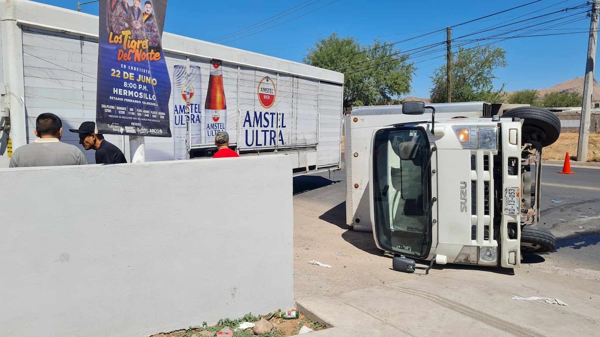 El accidente ocurrió en la intersección de bulevar Lázaro Cárdenas y Cabo San Antonio. FOTO: JULIÁN ORTEGA