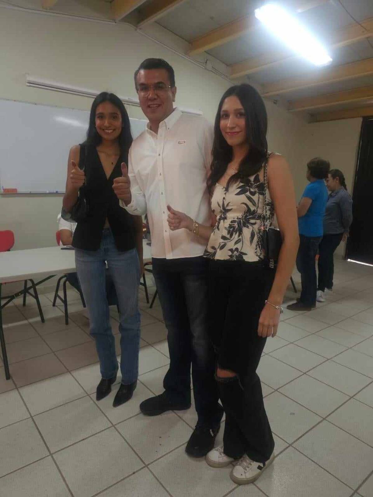 El candidato a la Diputación Federal por el 04 Distrito Electoral, se mostró acompañado de sus hijas | Foto: Gamaliel González