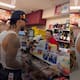 Maluma sorprende visitando tienda de conveniencia en Monterrey para comprar cerveza; así reaccionó el cajero