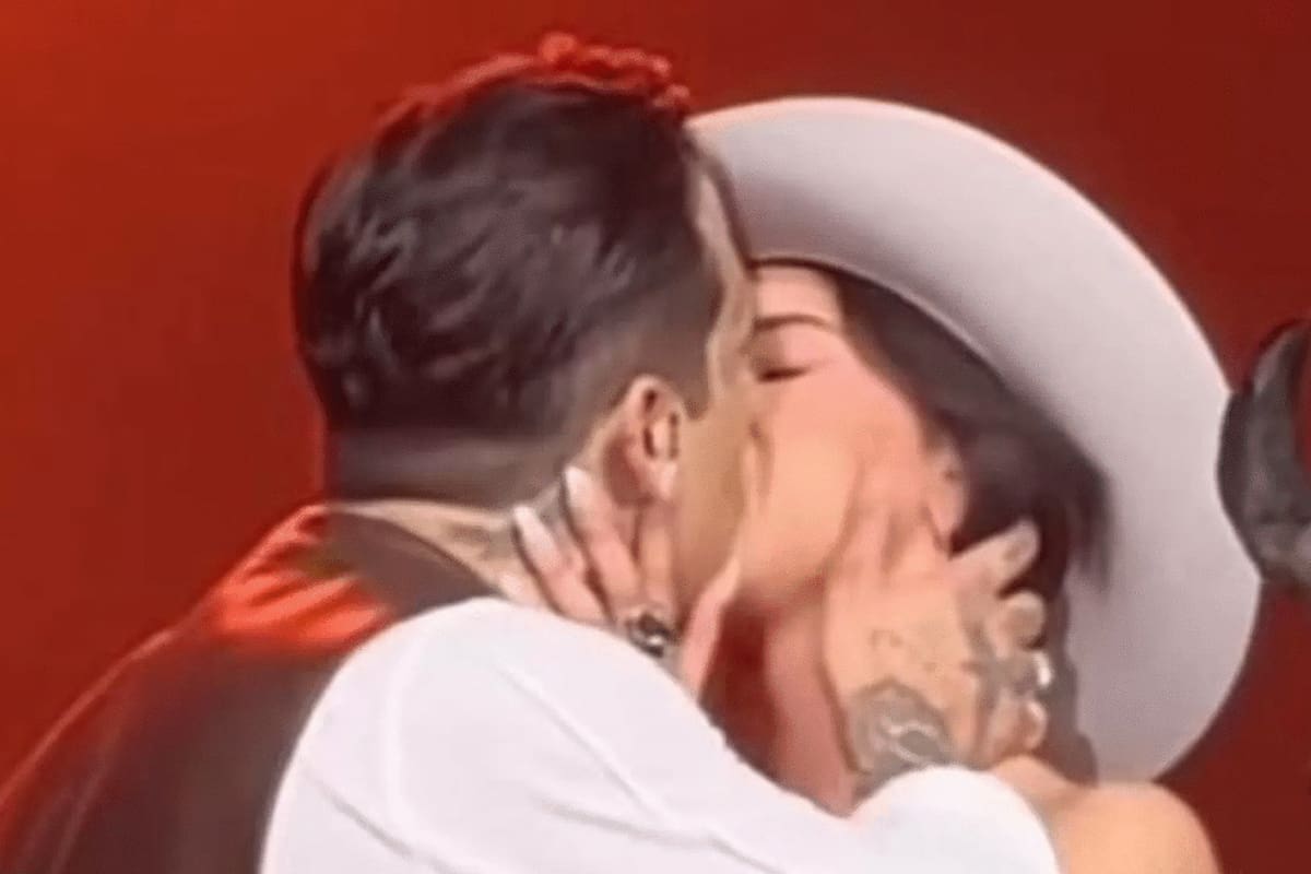 Christian Nodal y Ángela Aguilar se besan en pleno concierto en el Auditorio Nacional
