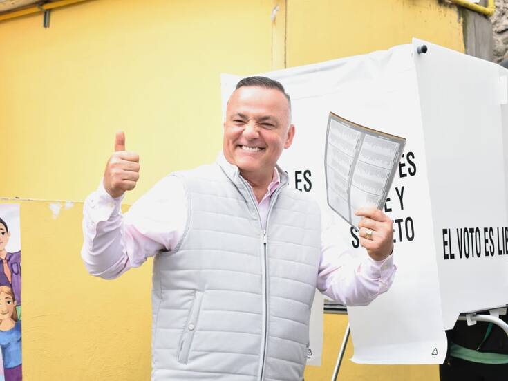 Miguel Ángel Badiola Montaño emite su voto