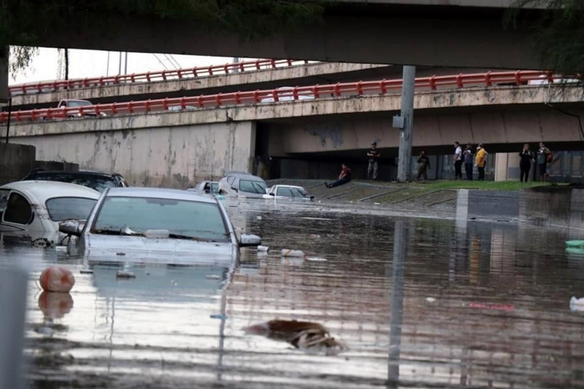 Reportan inundaciones en calles de Santiago, Nuevo León