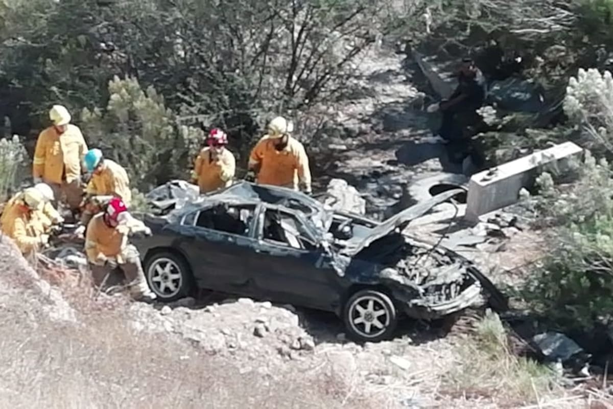 Conductor resulta lesionado al caer auto a barranco en Tijuana