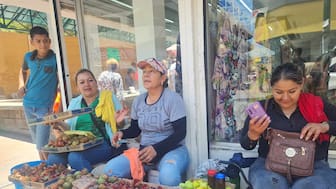 Vendedores de pitayas reciben advertencias para dejar de vender en el Centro de Hermosillo