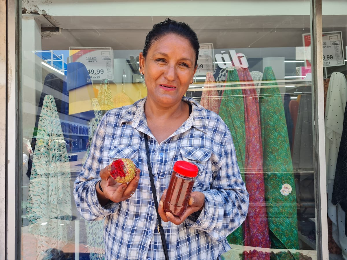 Leticia Moreno Haros, originaria de Carbó, Sonora, ofrece diversos
productos derivados de la pulpa de pitaya en el Centro de la ciudad. FOTO: TANYA VÁSQUEZ