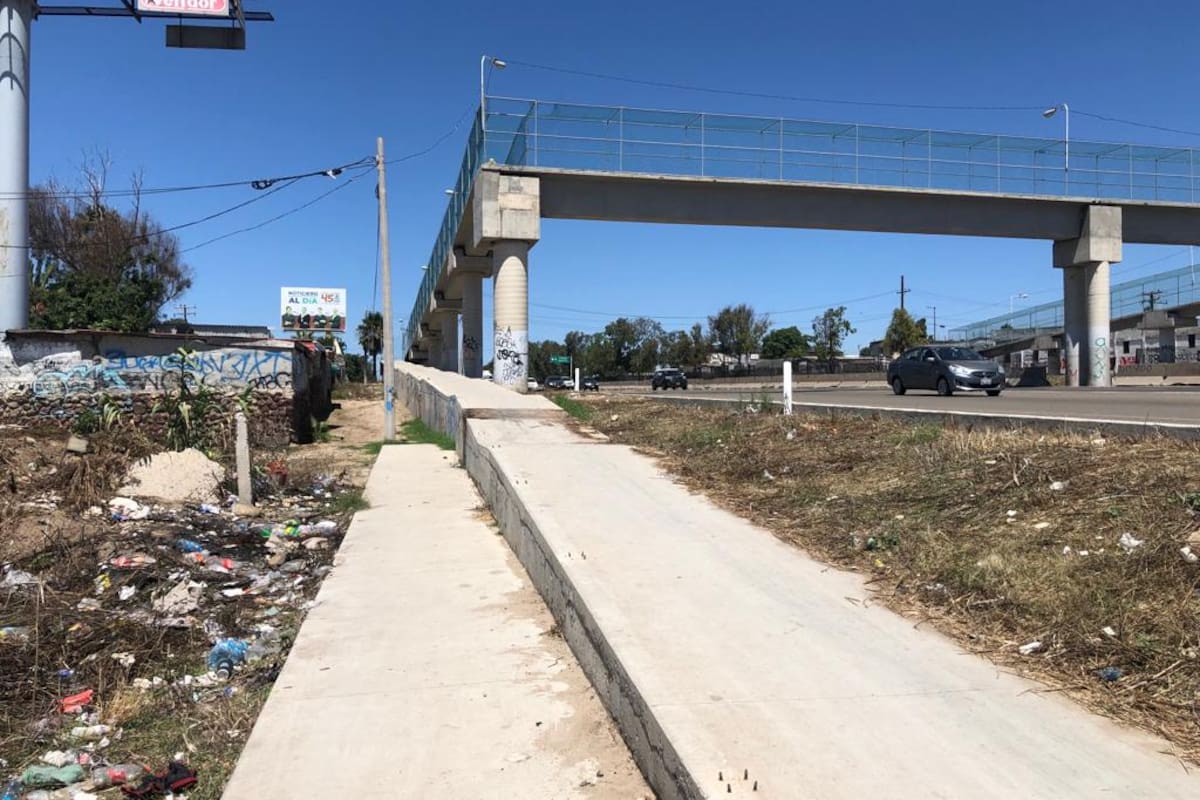 Vandalismo, basura e inseguridad atraviesa puente peatonal en colonias Echeverría y Constitución