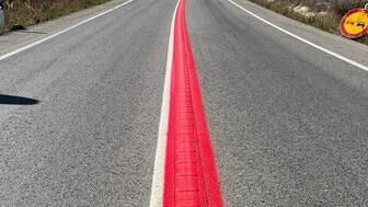 Nueva señalización innovadora para la seguridad vial: Doble línea roja en carreteras