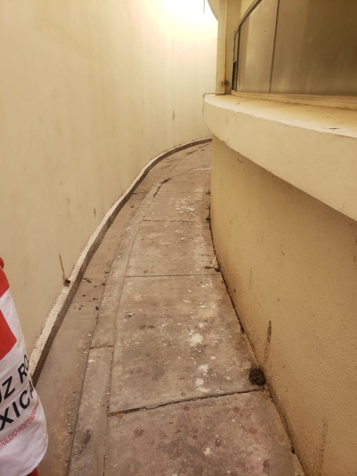 En este callejoncito, tipo pasillo, que divide las instalaciones del Hospital IMSSS Bienestar. fue encontrado el cadáver de un hombre