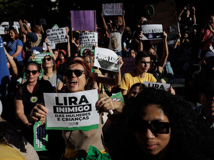Miles de mujeres marchan en Brasil contra proyecto de ley que endurece la prohibición del aborto