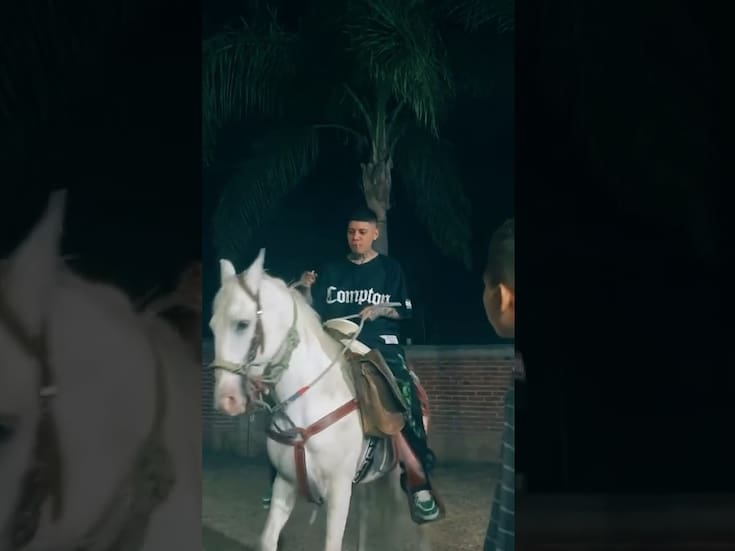 Santa Fe Klan se sube a un caballo y se descontrola 
