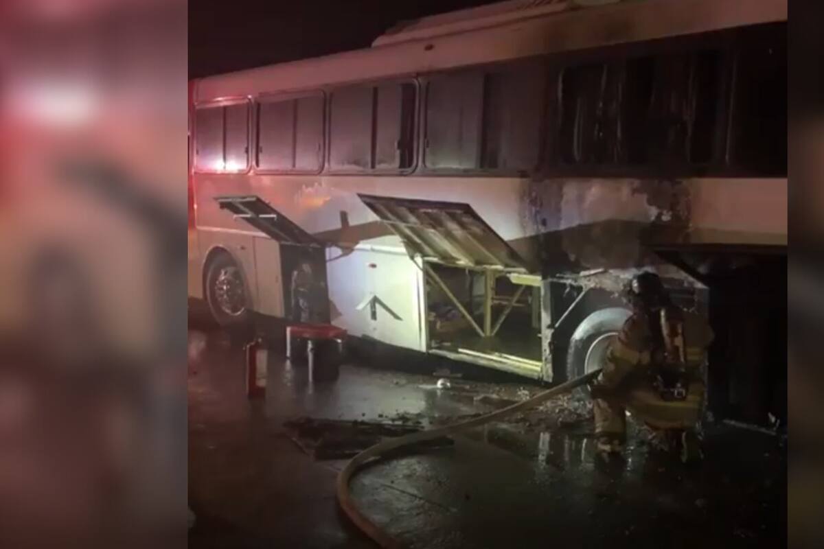 Se incendia autobús que transportaba jornaleros en Navojoa