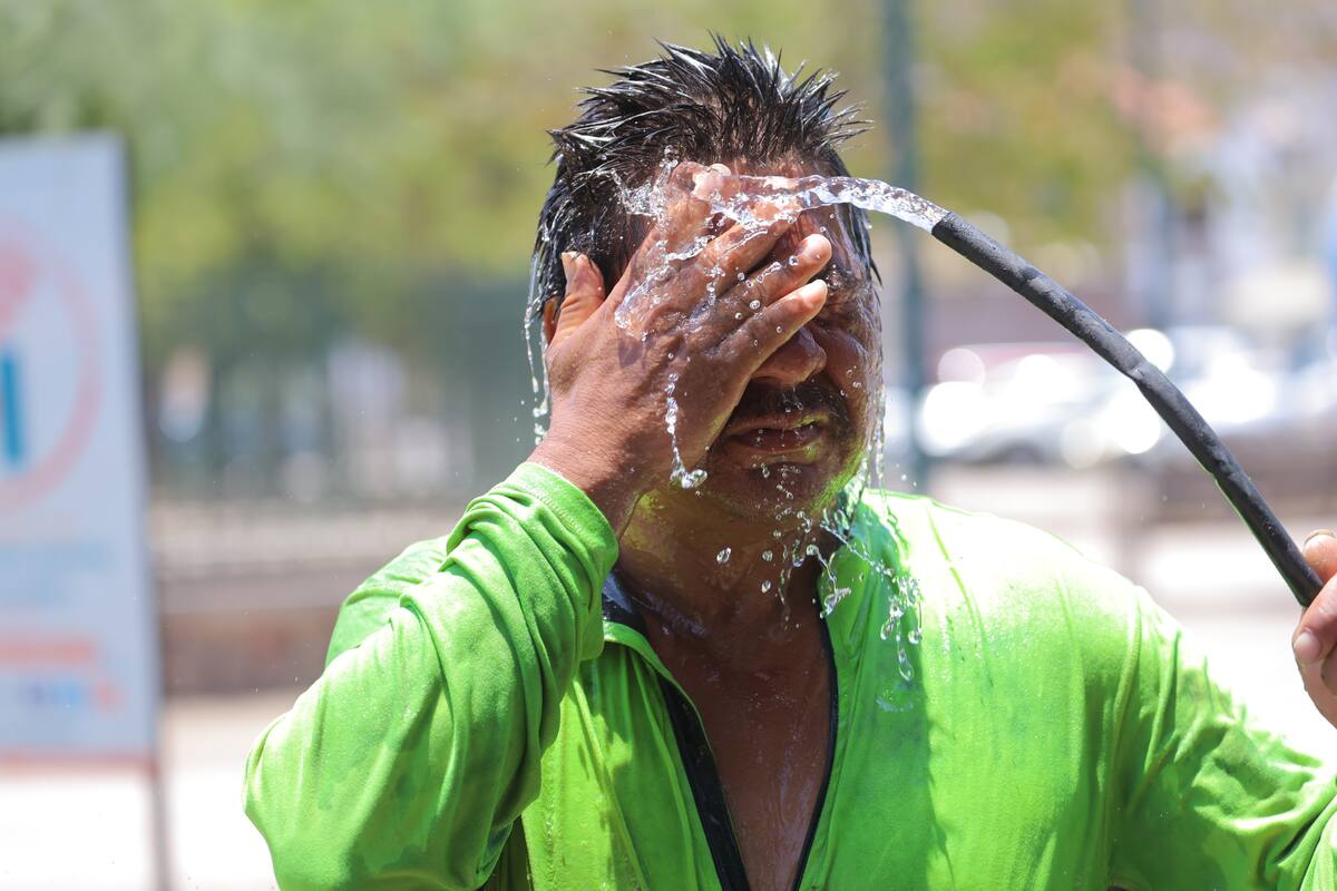 Un habitante de Hermosillo, Sonora se refresca a "manguerazos" por el calor; Conagua espera que su estado pase los 40 grados este sábado 29 de junio. FOTO: BANCO DIGITAL