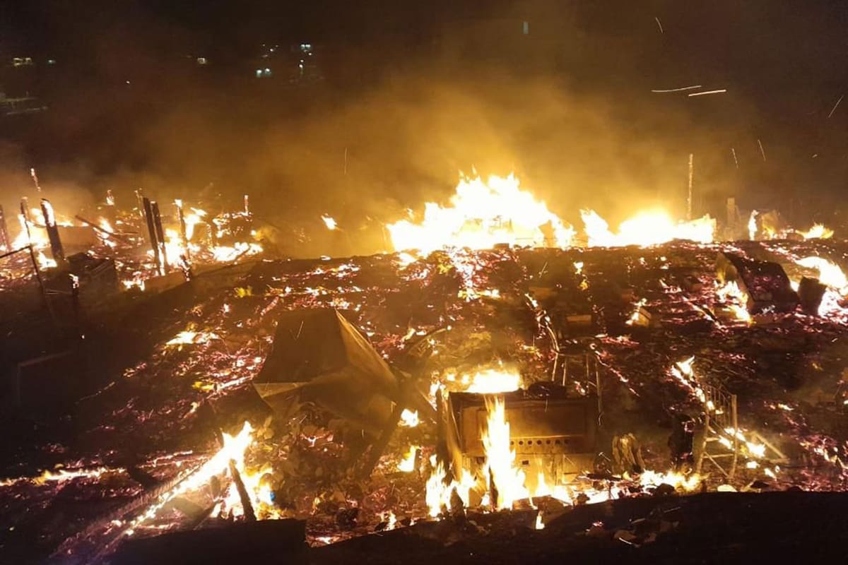 Fuego consume tres casas y daña dos más en Rosarito
