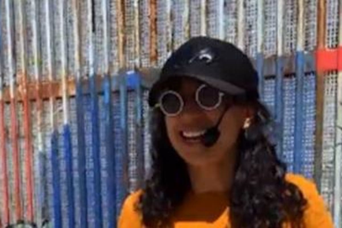 Artista Flor Amargo canta en el muro fronterizo de Tijuana