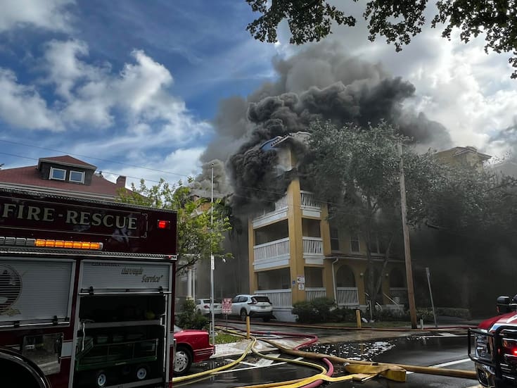 Se incendia edificio en Miami tras tiroteo que dejó un herido grave