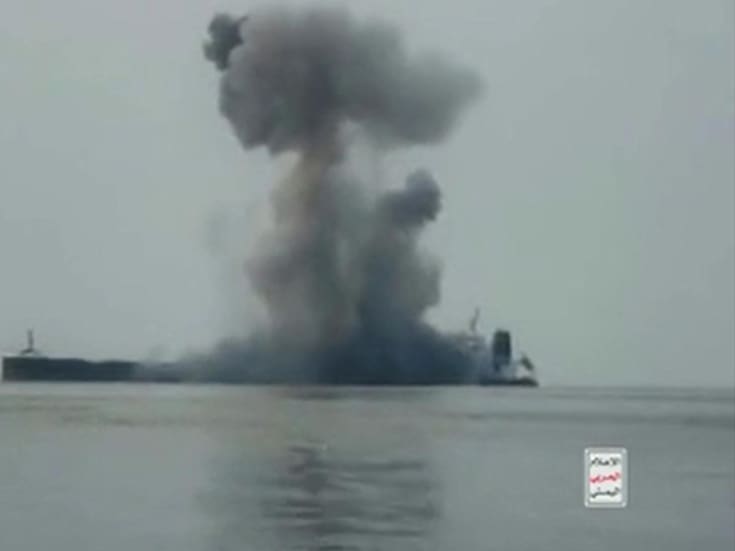 Tripulación abandona buque atacado en el Mar Rojo, que sufre una “inundación incontenible”