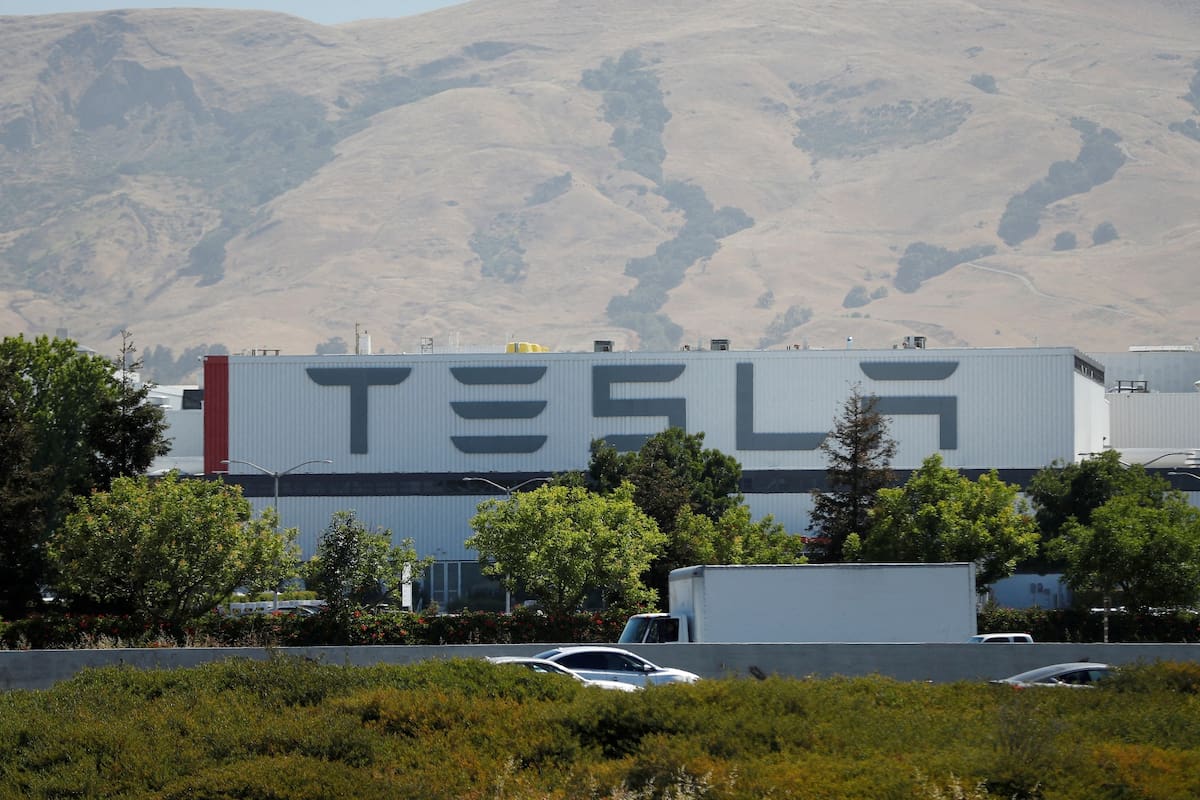 Tesla debe enfrentar demanda por monopolizar mercados de reparaciones y piezas de autos