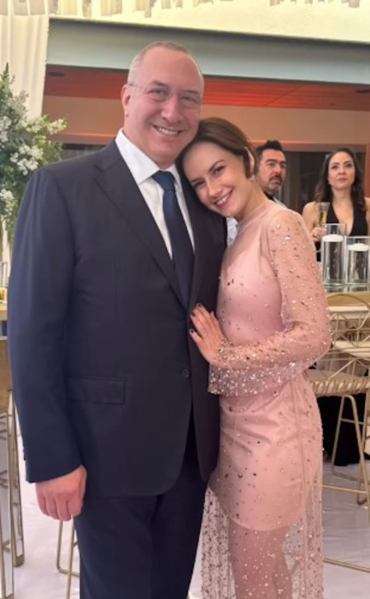 Altair Jarabo y su esposo en la boda de Michelle Renaud y Matías Novoa
