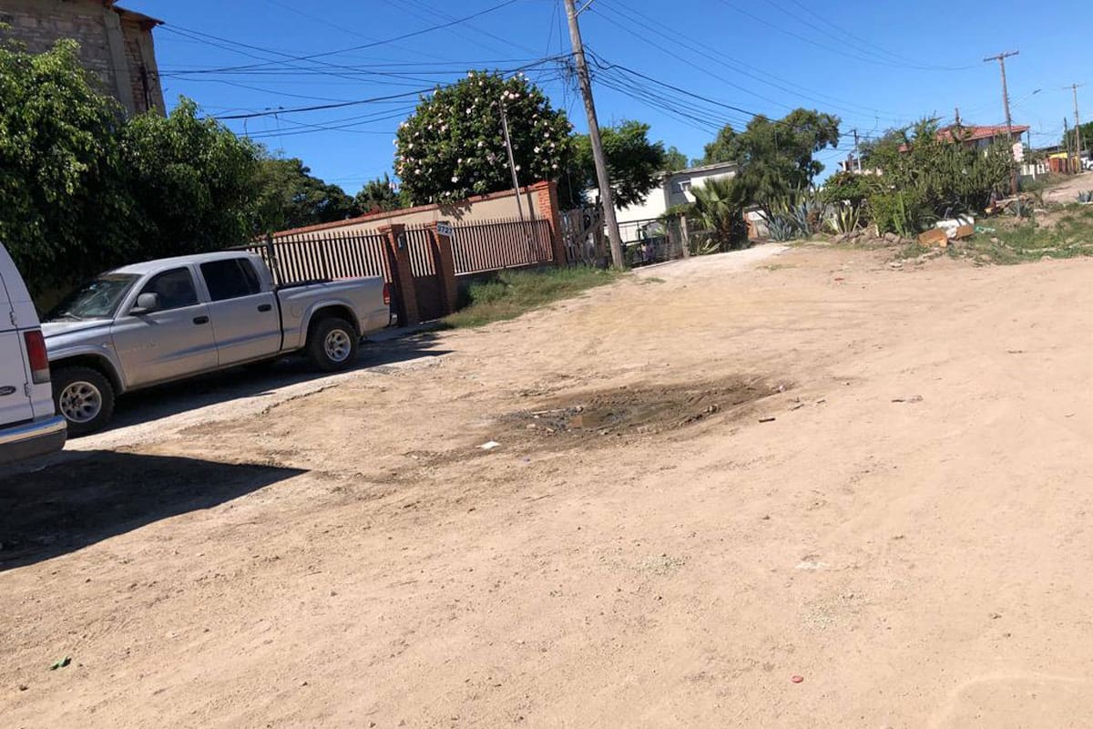 Denuncian cobro de pavimento en calle de Rosarito que no tiene el servicio