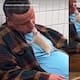 Hombre se queda dormido en público y un ratón aprovecha para darle un beso | VIDEO