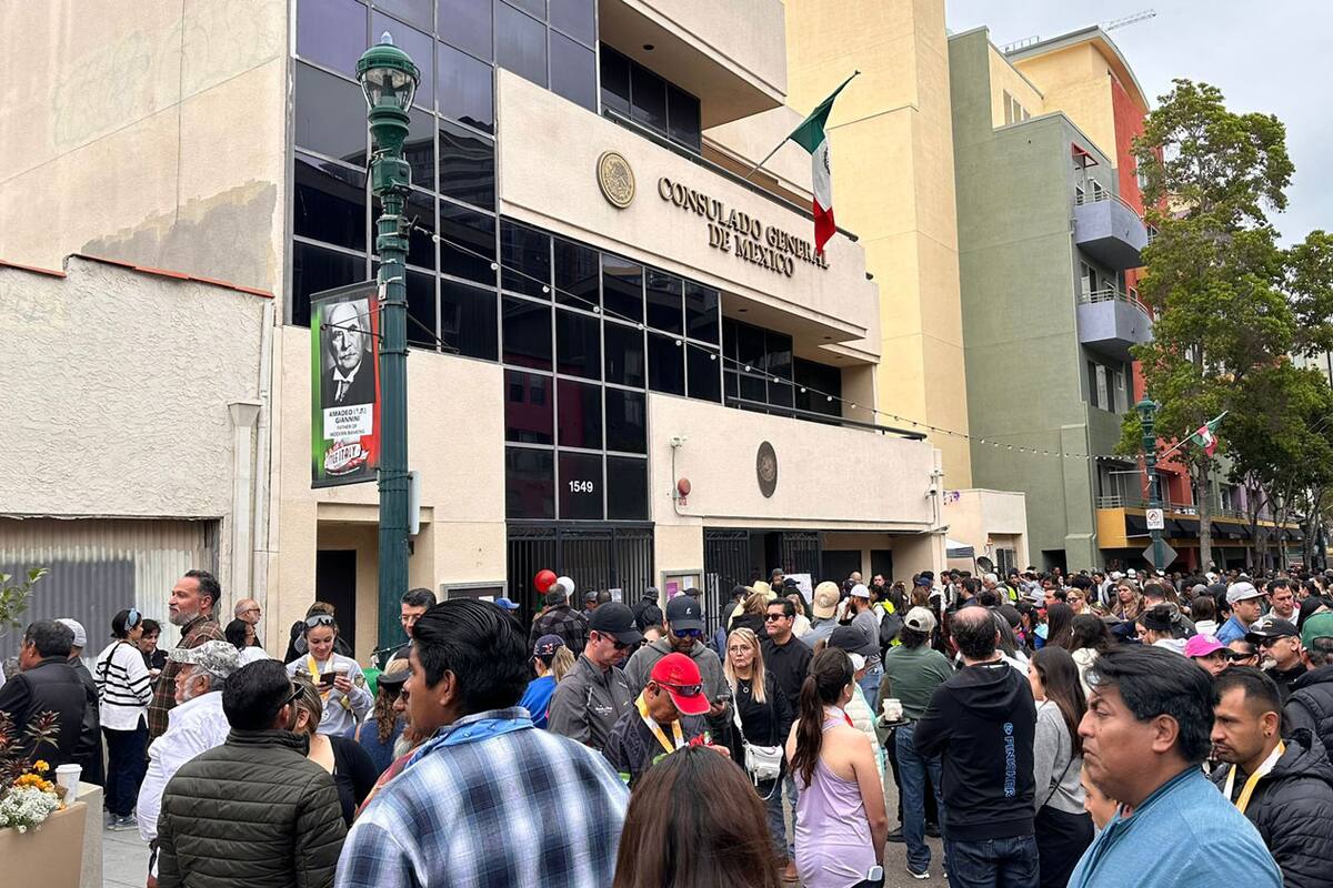Llega gran cantidad de connacionales a votar al Consulado de México en SD