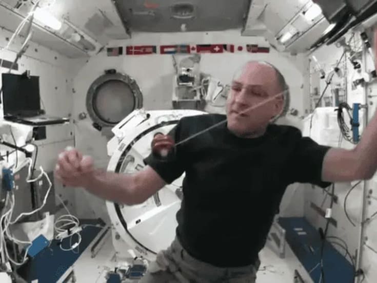 Astronauta lleva yo-yo al espacio para enseñar física y se vuelve viral