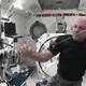 Astronauta lleva yo-yo al espacio para enseñar física y se vuelve viral