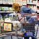 Supermercados estadounidenses anuncian reducciones en precios de alimentos tras dos años de constantes aumentos 
