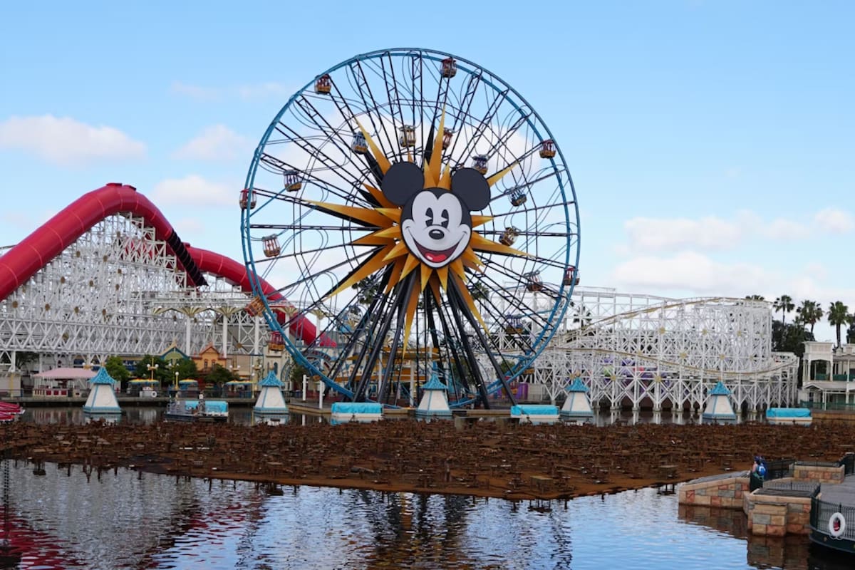 ¡Terror en Disneyland! 20 turistas quedan atrapados en montaña rusa del parque en California