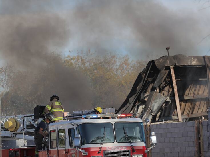 Despliegan 50 bomberos en incendio registrado en el Parque Industrial de Hermosillo
