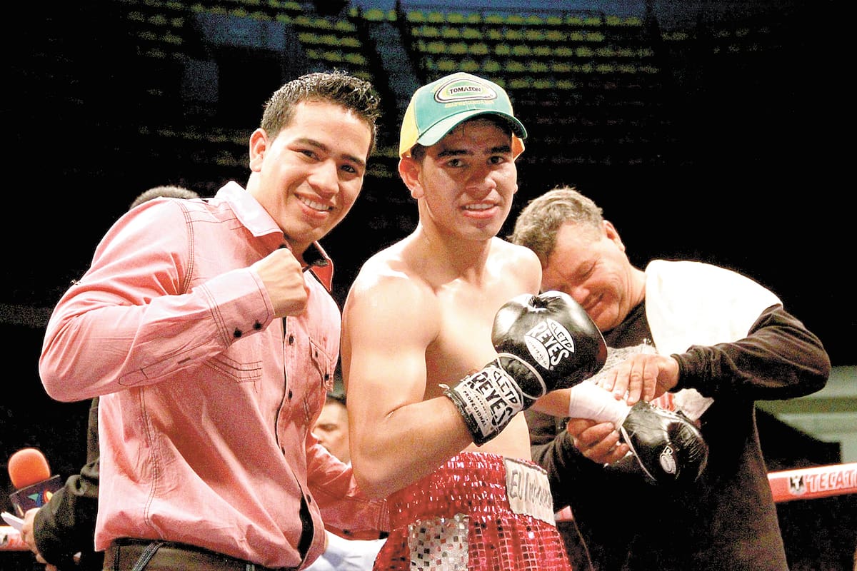 Jonathan Sánchez (der.) posa junto a su hermano David tras una pelea.