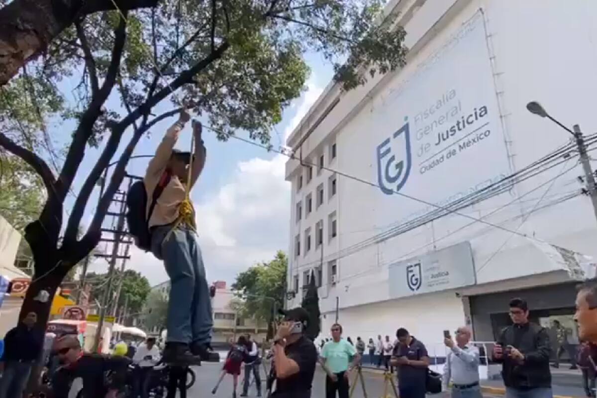 VIDEO: Hombre de 50 años se cuelga de un árbol frente a la Fiscalía de la Cdmx alegando estar “embrujado”