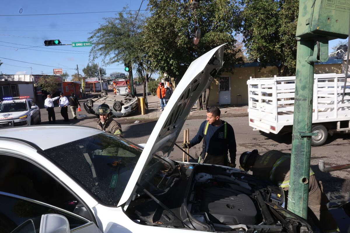 La camioneta blanca se impactó contra un semáforo y quedó dañado. FOTO: TEODORO BORBÓN