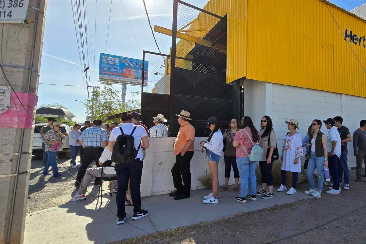 Ciudadanos enfrentan largas filas en el Aeropuerto Internacional Ignacio L. Pesqueira para ejercer su voto