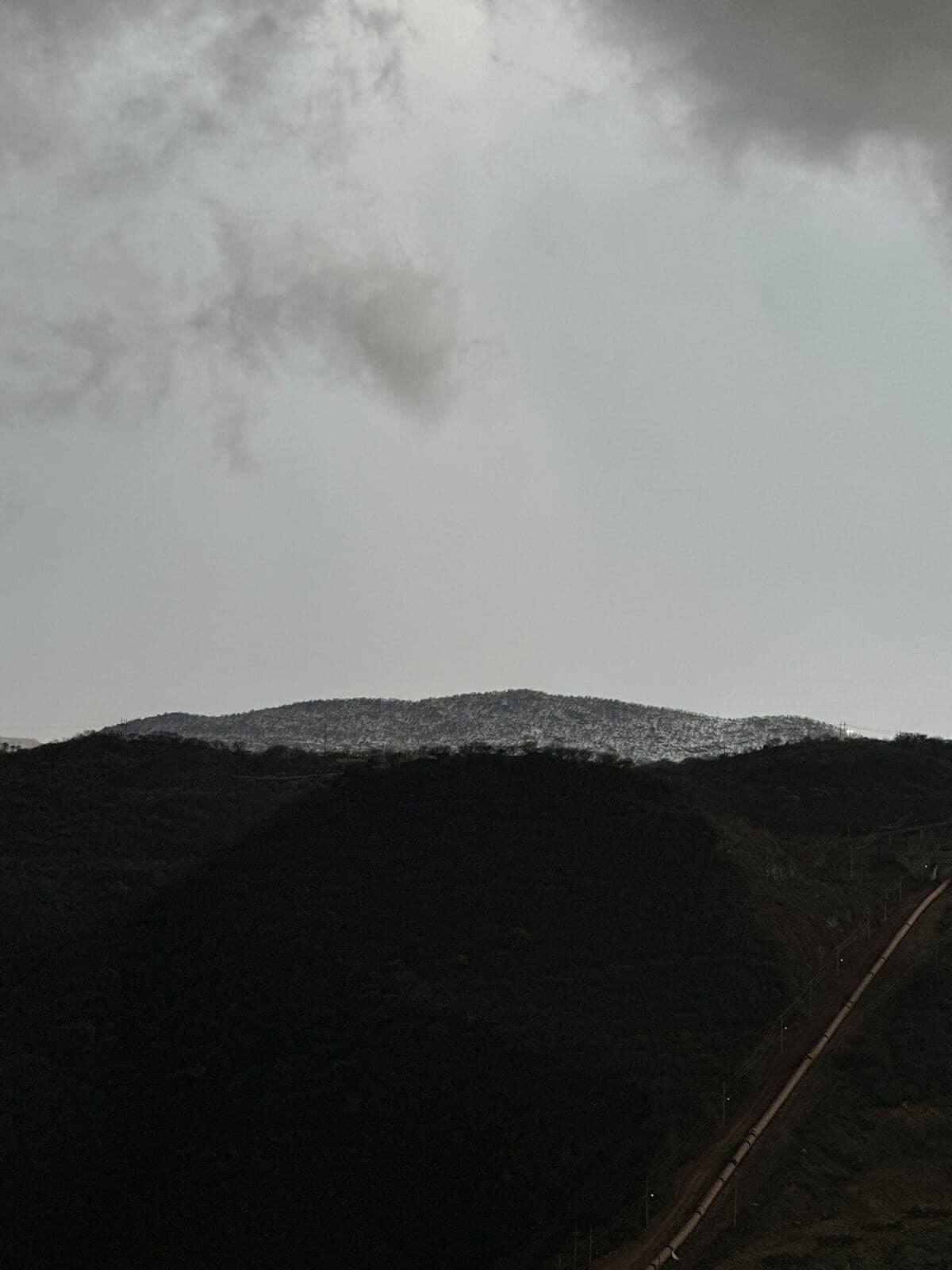 Contraste climático en Sonora: impactantes imágenes muestran la sierra de Sahuaripa transformada por una granizada durante el calor sofocante del verano.
