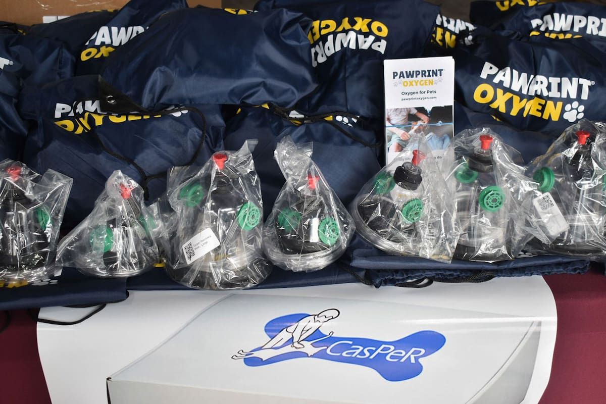 Bomberos de Tijuana reciben kits de RCP para mascotas