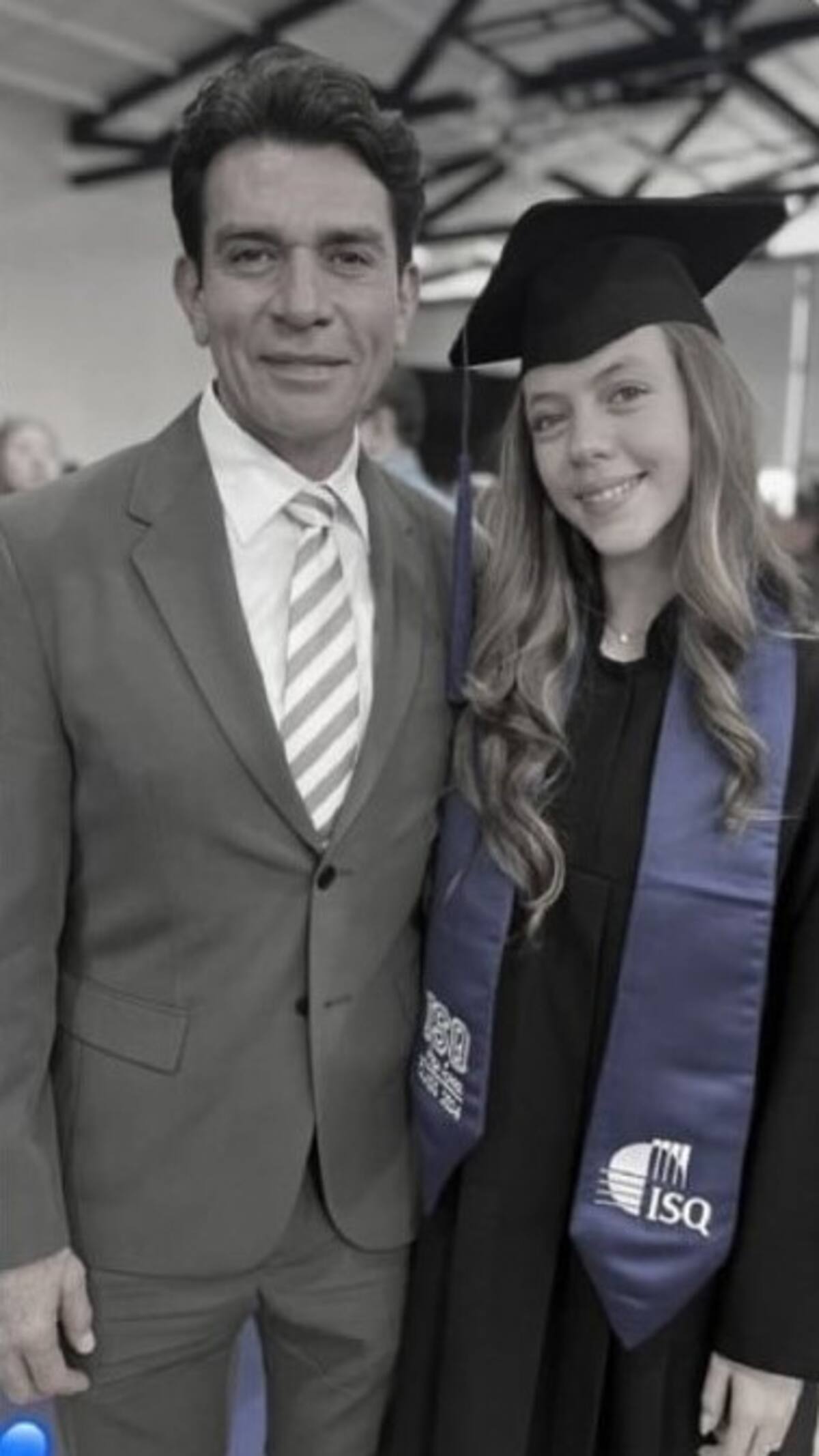 Jorge Salinas acompañó a su hija Valentina en su graduación de preparatoria.