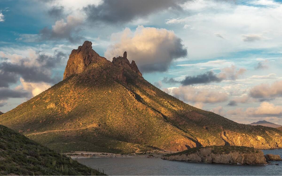 El cerro de Tetakawi (que en Yaqui originalmente significa cerro de piedra) es uno de los sitios más emblemáticos y visitados de San Carlos (Wiki)
