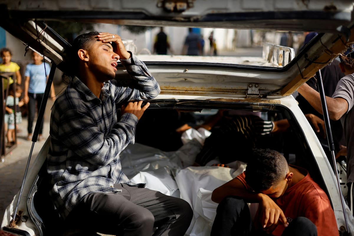 Los dolientes reaccionan junto a los cuerpos de los palestinos muertos en un ataque israelí contra una zona designada para personas desplazadas, durante su funeral en Rafah, en el sur de la Franja de Gaza, el 27 de mayo de 2024. REUTERS/Mohammed Salem