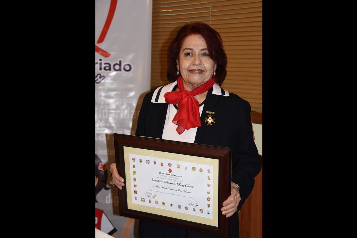 Medalla al mérito de Cruz Roja Mexicana es entregada a María Cristina Terán de Félix