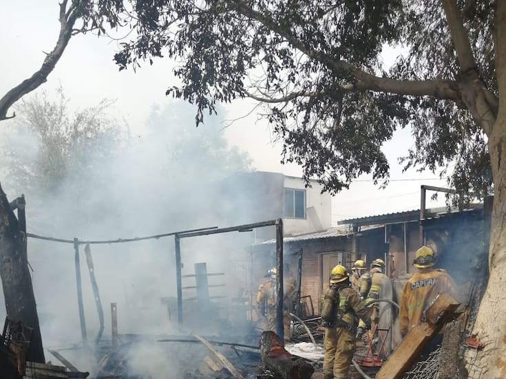 Sufren daños dos viviendas tras incendio en la colonia Miraflores