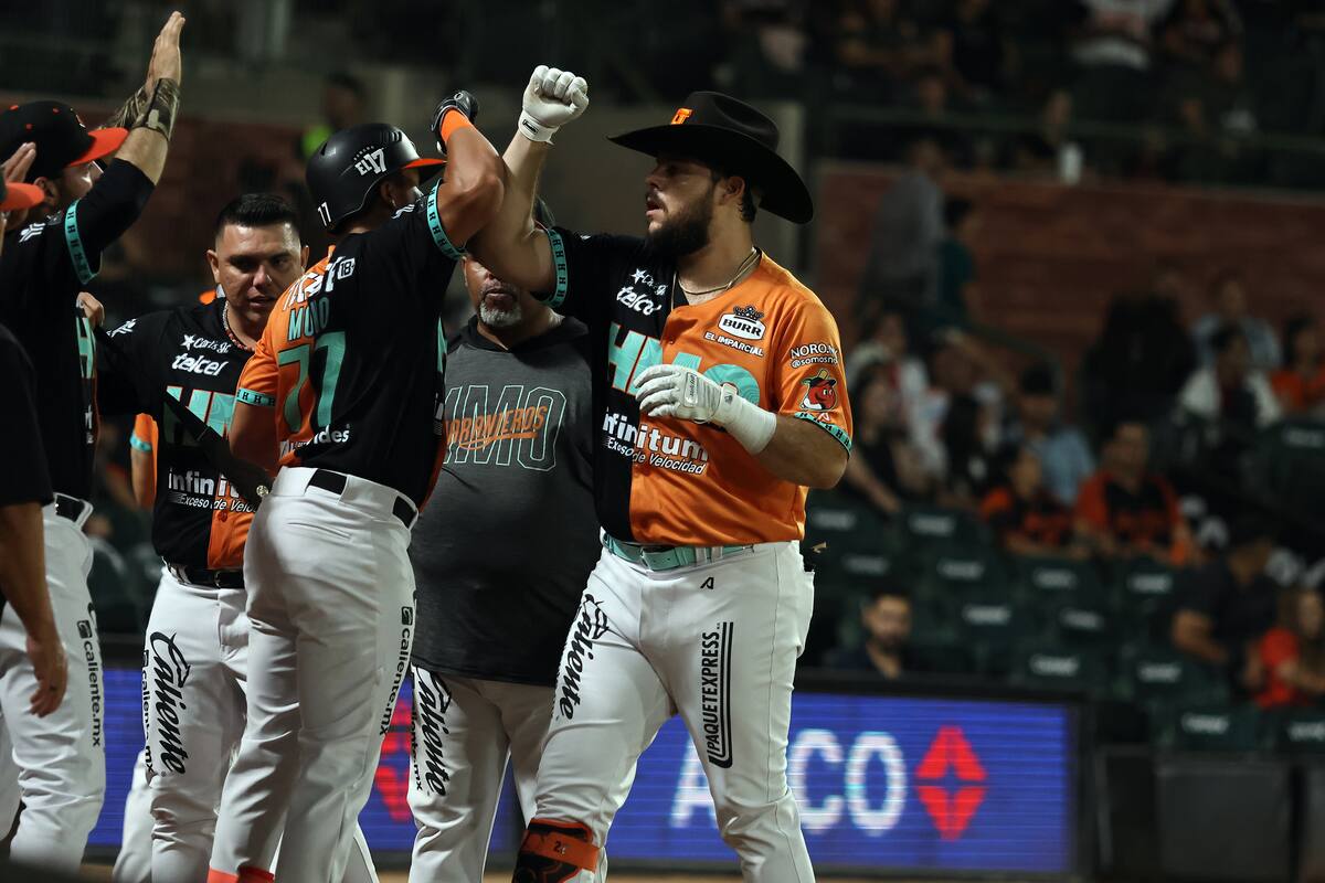 Roberto Ramos de Naranjeros de Hermosillo es felicitado por sus compañeros tras conectar su primer cuadrangular de la campaña 2023-24.