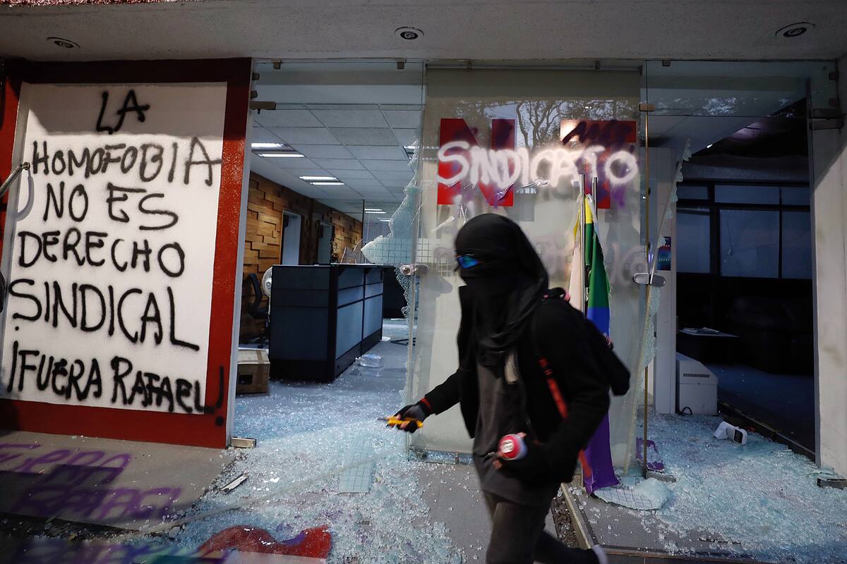Un encapuchado vandaliza parte de las oficinas del Sindicato de Trabajadores del Infonavit durante una manifestación este miércoles, en la Ciudad de México (México). EFE/Sáshenka Gutiérrez